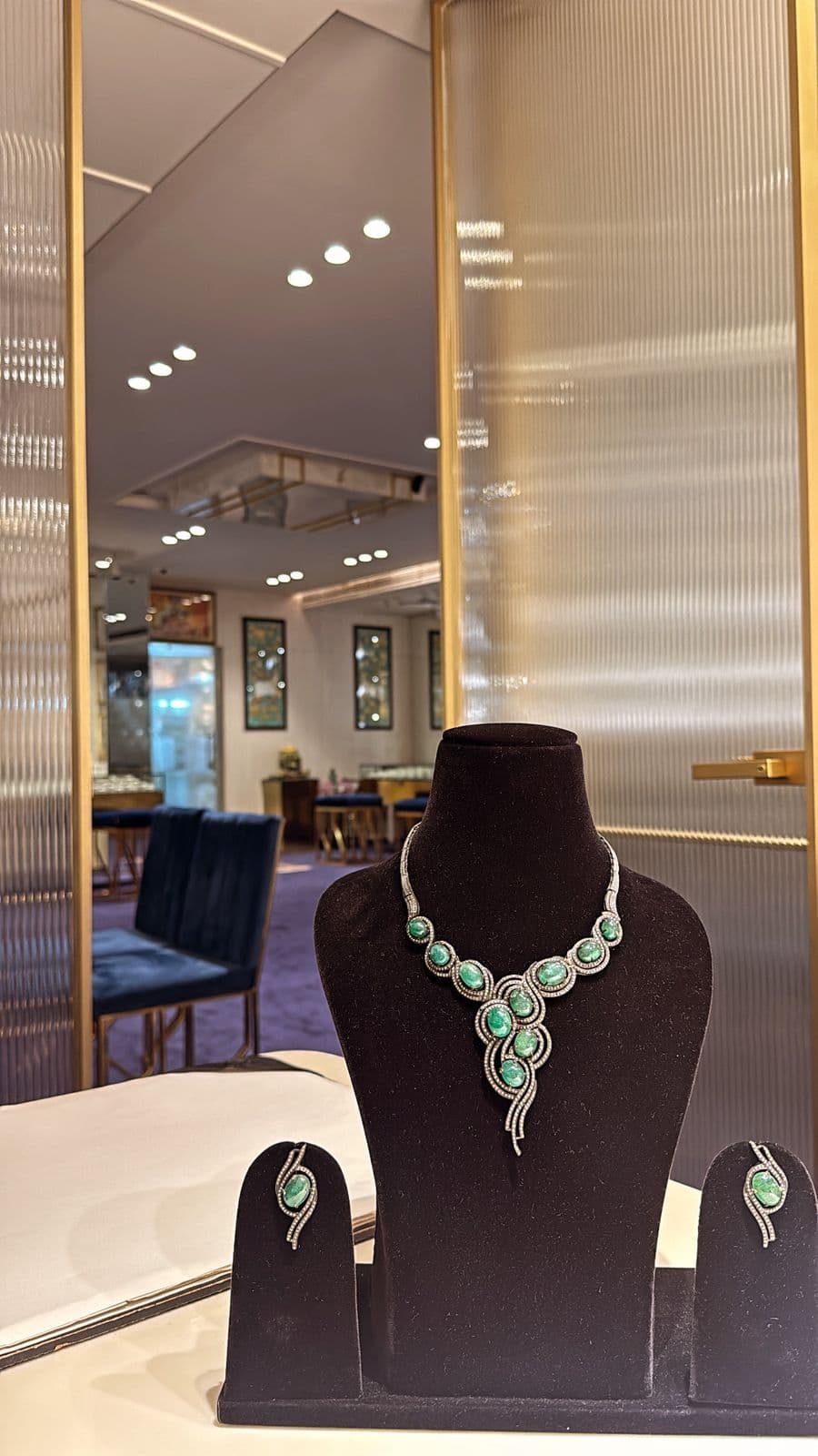 Émeraude Héritage — emerald cabochons with diamond detail